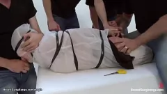 Abspielen Kurvige Blondine wird in einer bizarren Orgie einer intensiven DP unterzogen