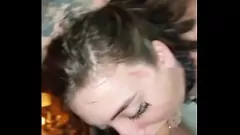 Afspelen Een onderdanige slet in het bos wordt hard in haar gezicht geneukt door een keeltaartminnaar