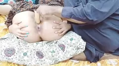 Reproduzir A exótica Sobia Nasir leva os dois buracos profundamente martelados por seu padrasto quando a mãe não está por perto