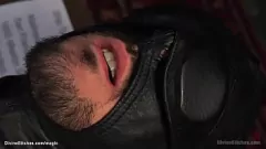 Reproducir Dos dominadoras femeninas atormentan a un hombre atado con un consolador y un arnés en una dominación extrema BDSM