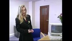 Afspelen Oude pornofilm met een blondine die secretaresse wil worden