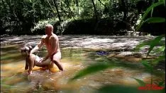 Jouer Spara al fiume quando la ragazza succhia il cazzo