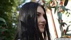 Jouer La brune baise un vieux photographe