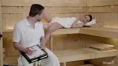 Jouer Elle se frotte la chatte dans le sauna chaud et baise l'homme doué