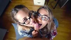 Odtwórz Profu robi loda dwóm studentom i posypuje spermą ich okulary
