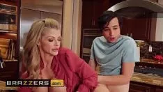 تشغيل Nympho مارس الجنس من الصعب في كس لرجل يريد ممارسة الجنس