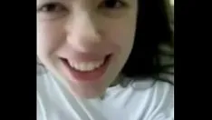 Reproduzir Minha irmã Giulia chupa meu pau antes de sair com os amigos
