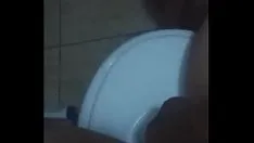 Odtwórz Intensywny i ekscytujący seks w toalecie