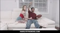 تشغيل الأفلام الإباحية مع الأزواج يمارسون الجنس كما في الأفلام الإباحية