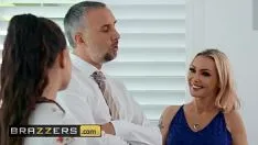 Jouer Une thérapeute blonde a appris à baiser son mari