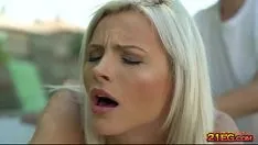 تشغيل يعطي الشقراء اللسان ويضربها في المؤخرة