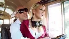 Abspielen Blonder Bussex mit ausgerüstetem Fahrer