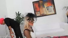 Oynat Cinsel şehvetini tatmin etmek için bir sarışın kullanır