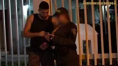 Reproduzir Uma boa senhora fode muito com um policial com um grande galo