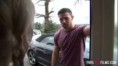 Jouer Un jeune roumain baise sa copine aux gros seins aussi fort qu'il le peut
