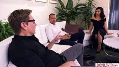 تشغيل الهرات تدخل أصابعها في عمق الهرات وبعد ممارسة الجنس