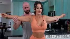 Afspelen Deze kale man met een grote lul heeft een intense neukbeurt met deze milf