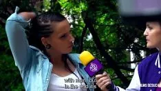 Afspelen Man veroverd in het park en geneukt in het hotel door een slet die wanhopig op zoek is naar een lul