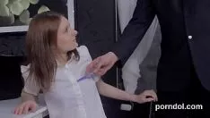 Jouer La sexy segretaria viene inculata da un insegnante pelato
