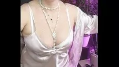 Afspelen Lipstick brunette slet met grote lippen die iedereen voor de webcam wil masturberen