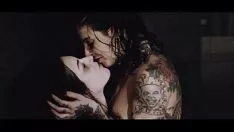 Redare Brunete cu apetit sexual ridicat ce se saruta pe tate in timp