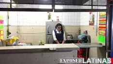 Reproduzir A mãe tatuada, mas também tatuada, brincando com um vibrador bem grosso na vagina