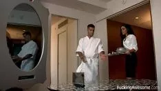 تشغيل يضع قضيبه الكبير في مؤخرتها