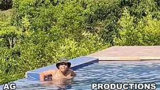 Hace demasiado calor afuera y ella está nadando desnuda en la piscina.