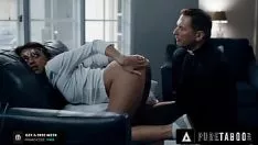 Jouer La mère perverse le prend en morceaux et dans sa bouche