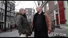 Afspelen De kale blonde prostituee pijpt haar hard en wordt daarna geneukt