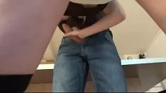 Oynat Genç kadının çok seksi bir kedisi var ve bir adamın sikini çekerken filme alınıyor