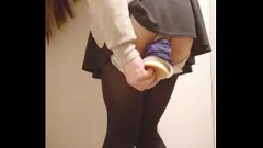 Abspielen Japanische Füchsin wird in der Öffentlichkeit mit einem Dildo intim