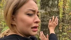 Abspielen Maniac droht Blondine und fickt sie im Wald