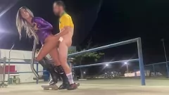Redare Soțul înșelători ia fundul unei latine blonde în sala de sport din cartier după meciul de fotbal