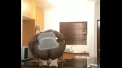 Redare Joacă dildo în timp ce urmărește fotbalul: păsărică umedă a Milfului sexy