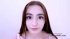 Abspielen Heiße lesbische Teenager-Vorsprechen: Brünette Reese Robbins in POV-Strap-On-Aktion