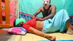 Redare Pasiune mascată: cuplul indian devine intim în aer liber