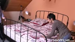 Redare Iubitorul străpuns devine handjob fierbinte și muie de la MILF cu un fetiș