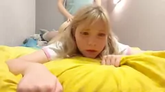 Odtwórz Blond Cutie jest mocno pieprzona za odwrócenie uwagi od komputera