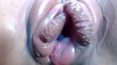 Abspielen Deepthroat Freude: Brünette Puppe hat maximales Vergnügen mit cremiger Big Dildo