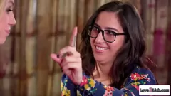 Reproduzir Ação lésbica quente: cuidador latina e gata loira