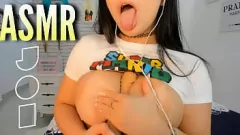 Redare Bruneta sultry în blugi oferă instrucțiuni JOI explicite cu o discuție murdară