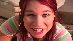 Abspielen Die 18-jährige Alyssa West wird wild: große Ladungen auf ihren riesigen Titten!