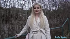 Abspielen Der öffentliche Agent wird mit kalifornischen Blondine in Strümpfen ungezogen: Saugen, Doggystyle und Cumshot