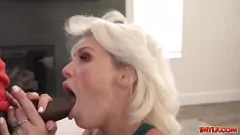 Oynat Charli Phoenix Will Tile: Irklararası MILF Handjob Action'dan yoğun bir egzersiz aldı