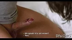Película para adultos con una morena virgen follada por un hombre experimentado