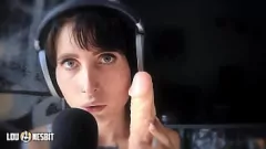 Reproducir Dirty Talk Femdom: Asmr Joi con Lou Nesbit y Lia Louise