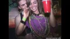Abspielen Mardi Gras College Orgie: Amateur -Teenager im Gruppensex