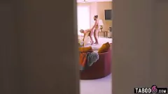 Abspielen Rough Stiefdad verleiht dem vollbusigen Milf Mama Dee Williams einen großen Schwanz im harten rauen Sex