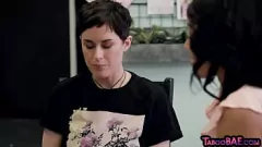 Reproduzir Ebony Lesbian Babe desce e suja com gf tatuado